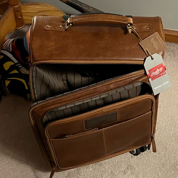 Rawlings Genuine Leather Travel Bag in Rich Brown - Picture 4 of 10